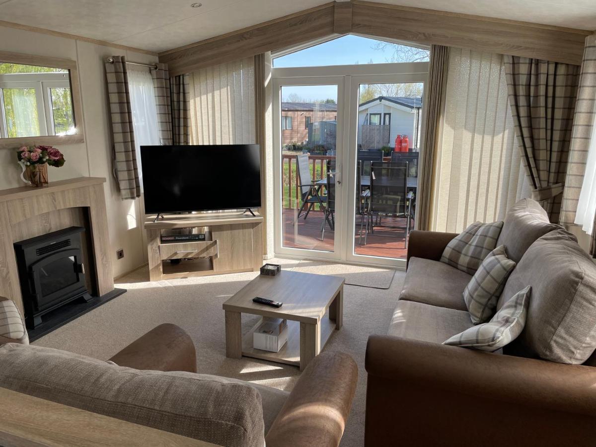 Beautiful 2 Bedroom Helmsley Lodge Northampton Exterior photo